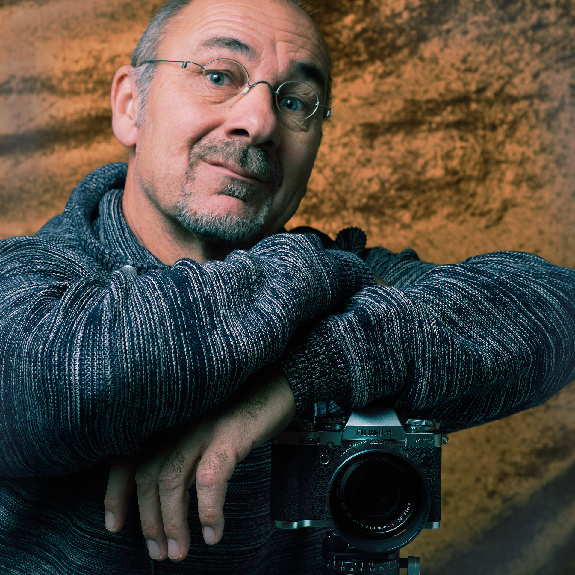 Selbstporträt Manfred Falk mit Kamera auf Stativ