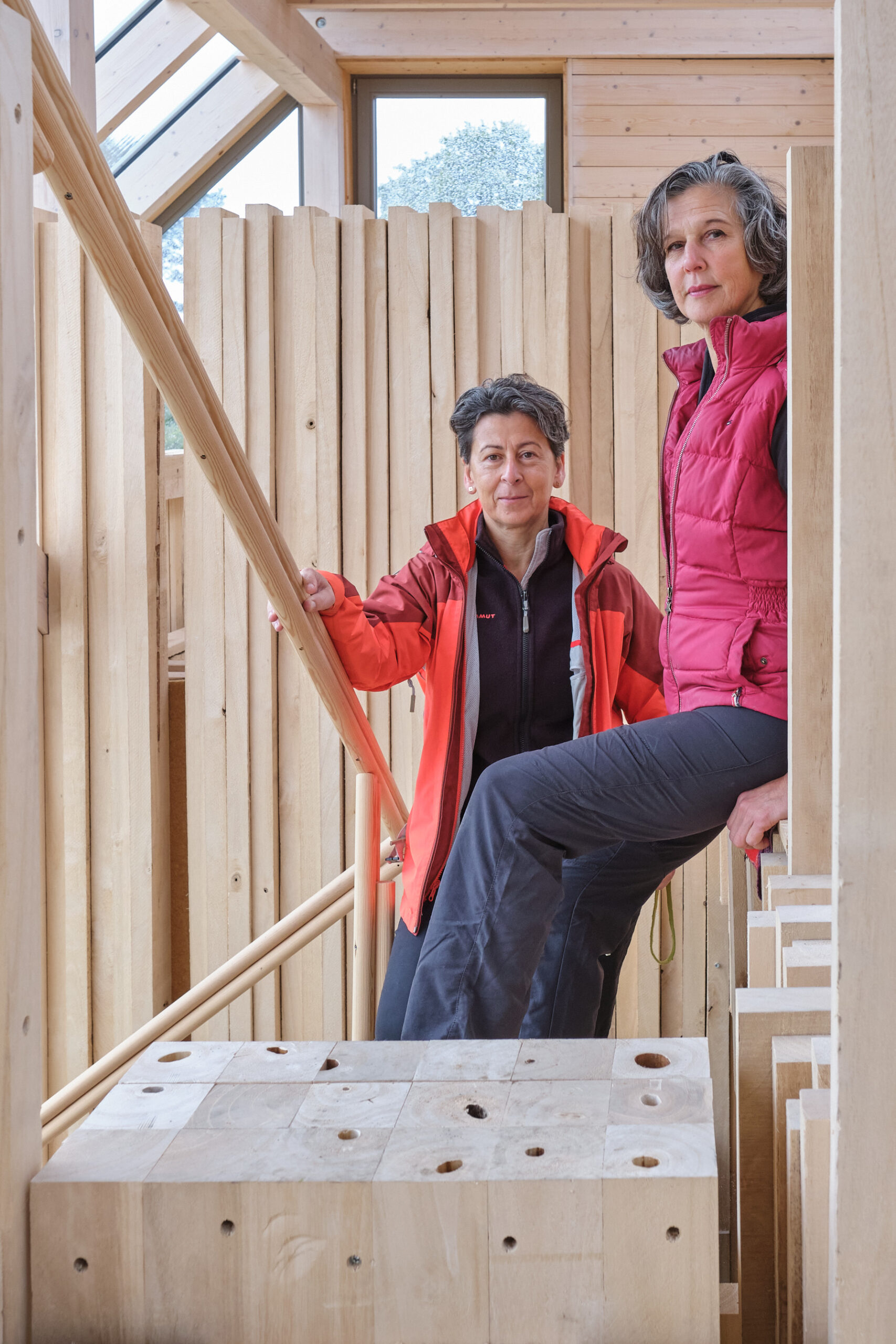 zwei-bauverantwortliche-female-auf-treppe-im-rohbau-ganzkoerper