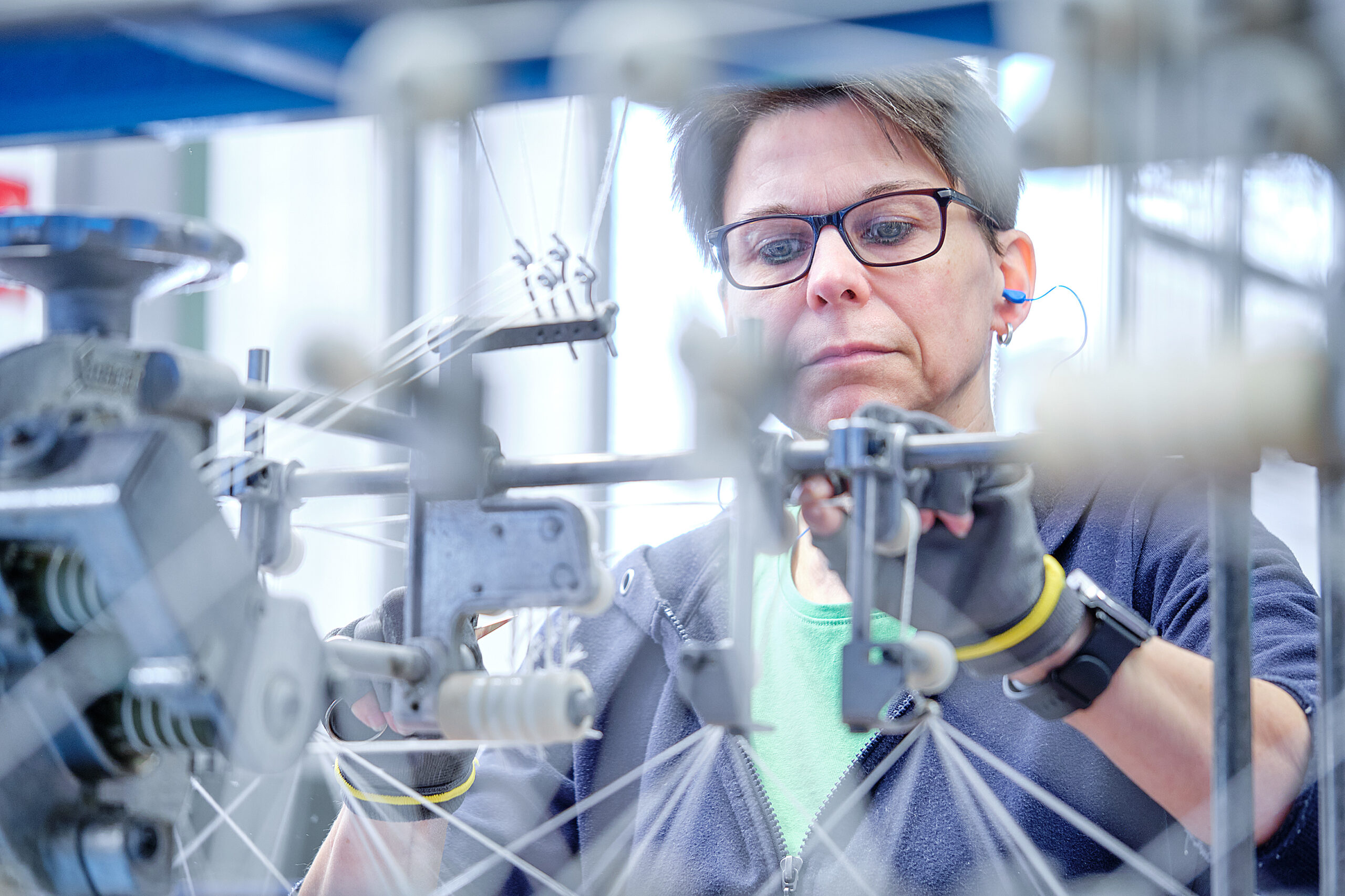 Unternehmensfotografie-aus-Nettetal-eine-frau-arbeitet-an-einer-maschine-a-woman-working-on-a-machine