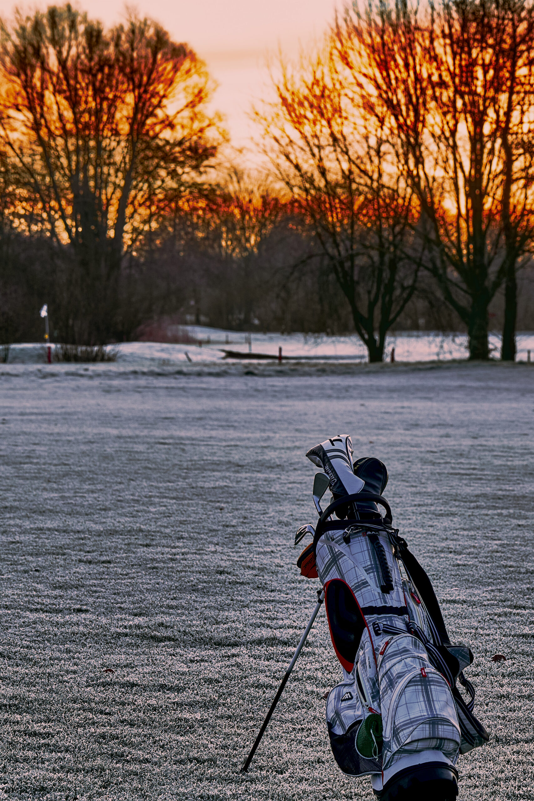 golftasche-im-vordergrund-vor-winterlichem-green