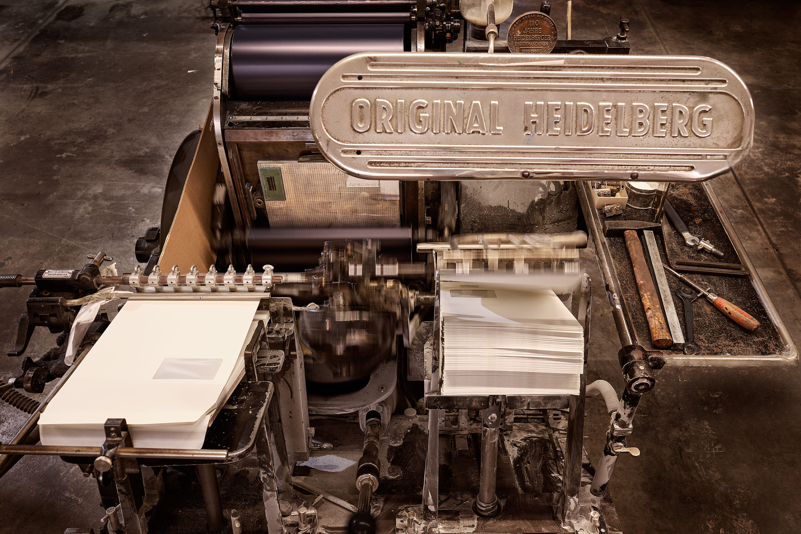 heidelberg-druckmaschine-beim-drucken