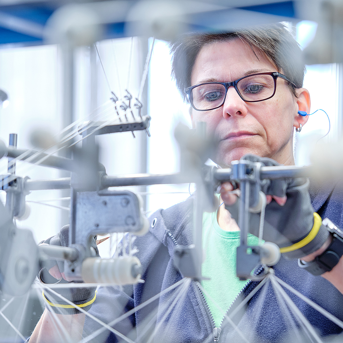 a woman working on a machine unternehmensfotografie aus Nettetal