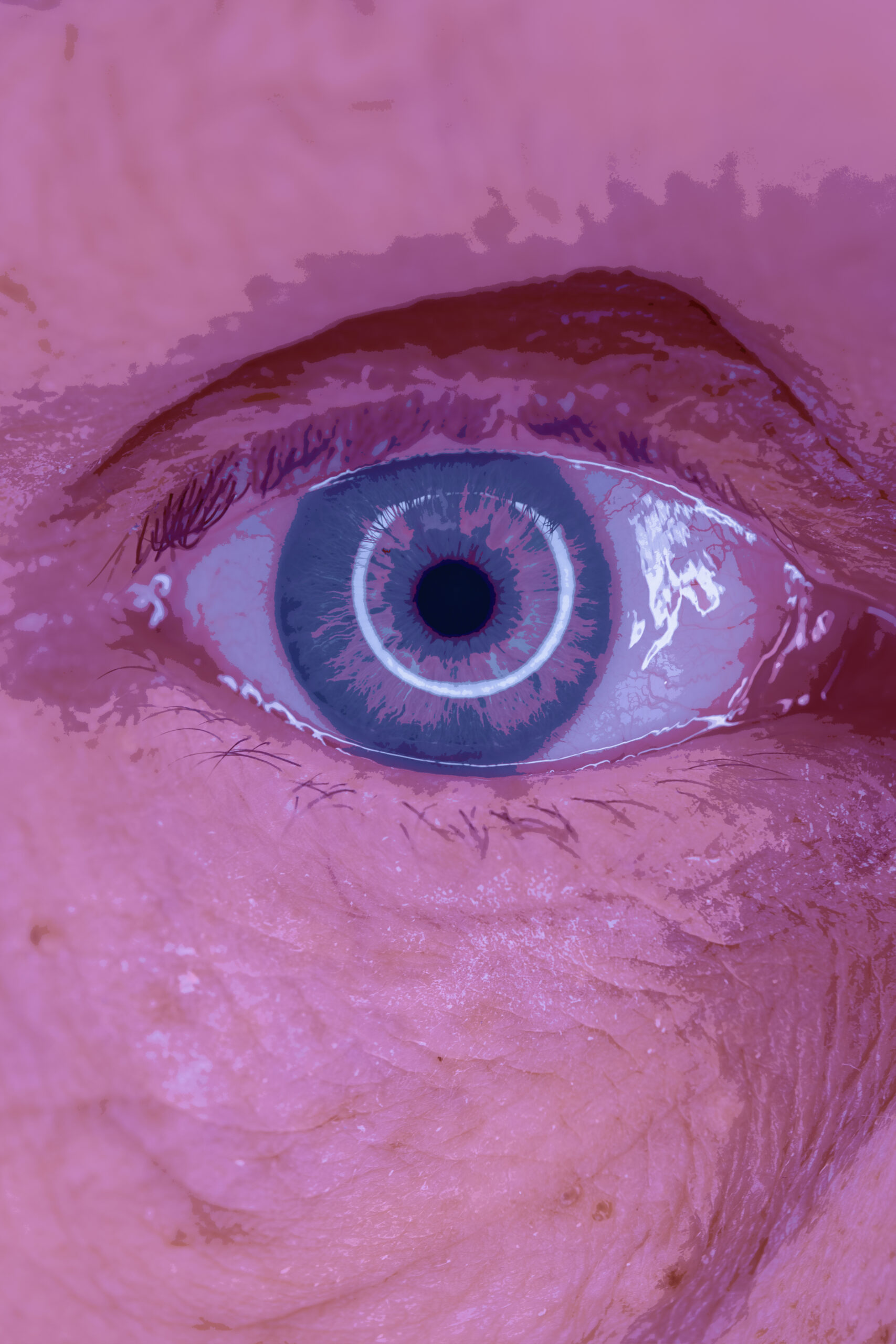 Nahaufnahme eines menschlichen Auges mit einem reflektierendem Ringlicht, stark gesättigte Farben in blau und magenta
