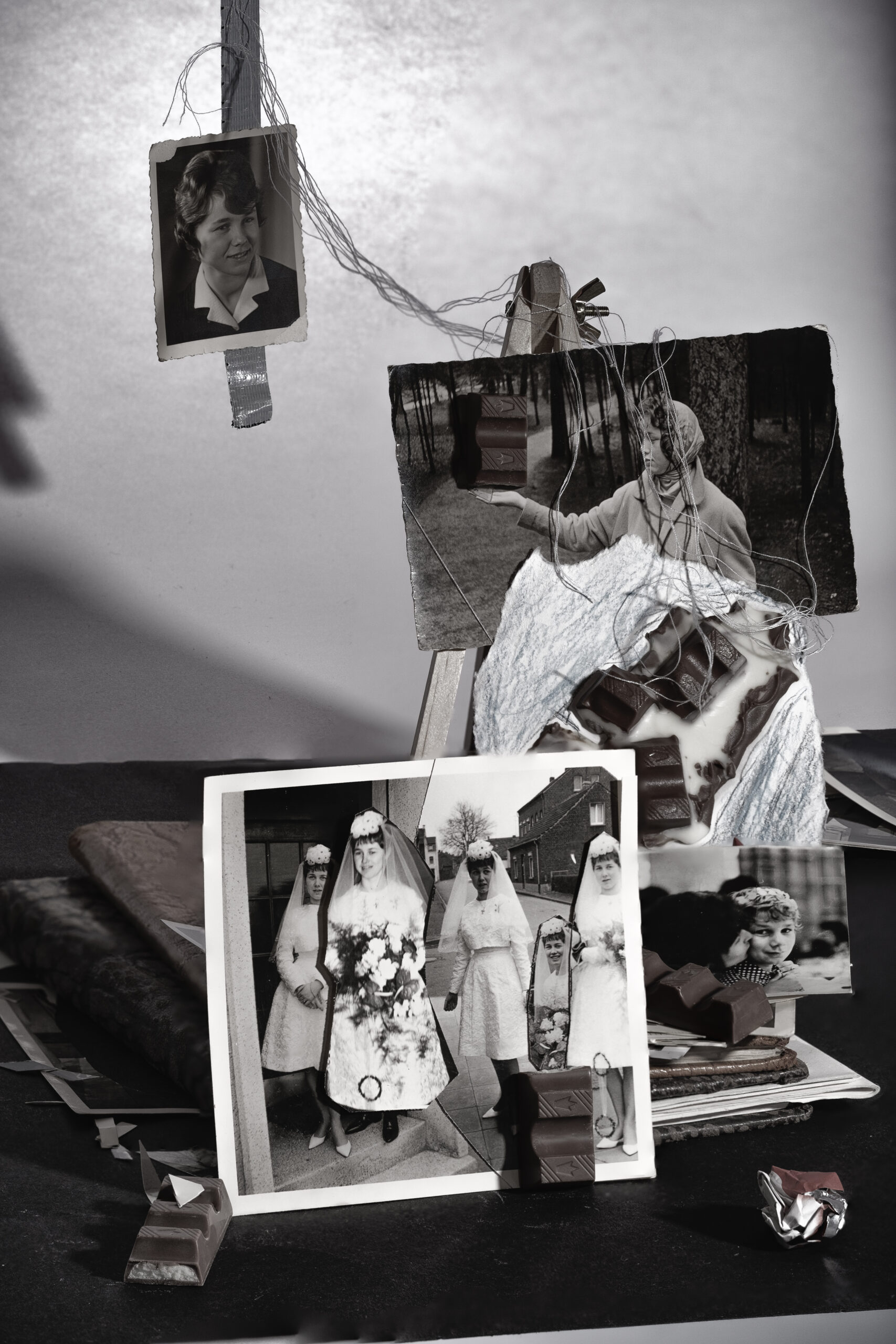 Collage mit Fotos von immer derselben Frau, auch mehrfach auf einem Foto, irgendwo klein im Bild und unscheinbar ein kleiner Junge