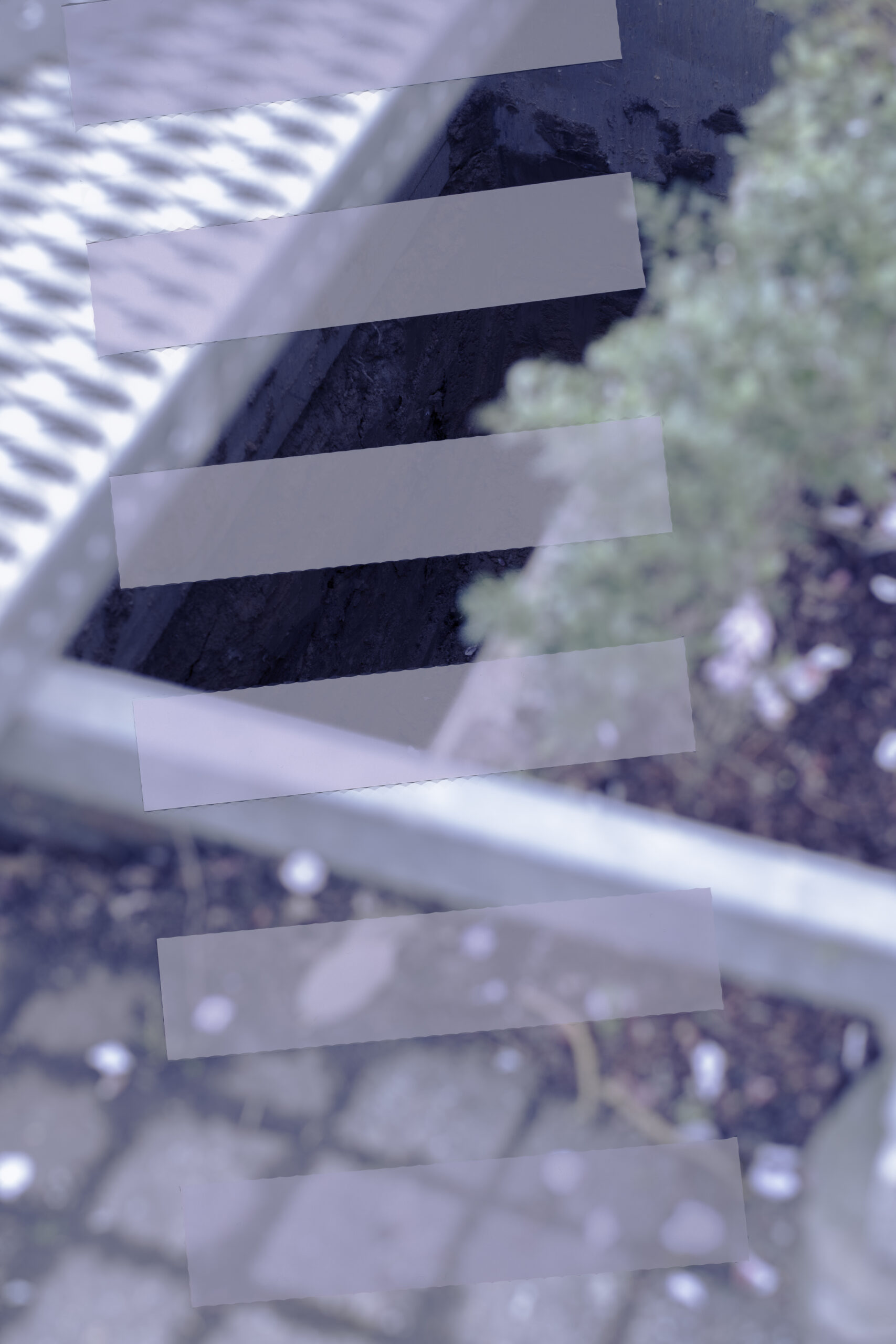 Collage, ausgehobenes Grab ohne Inhalt und in einer Ebene darüber ein Zebrastreifen