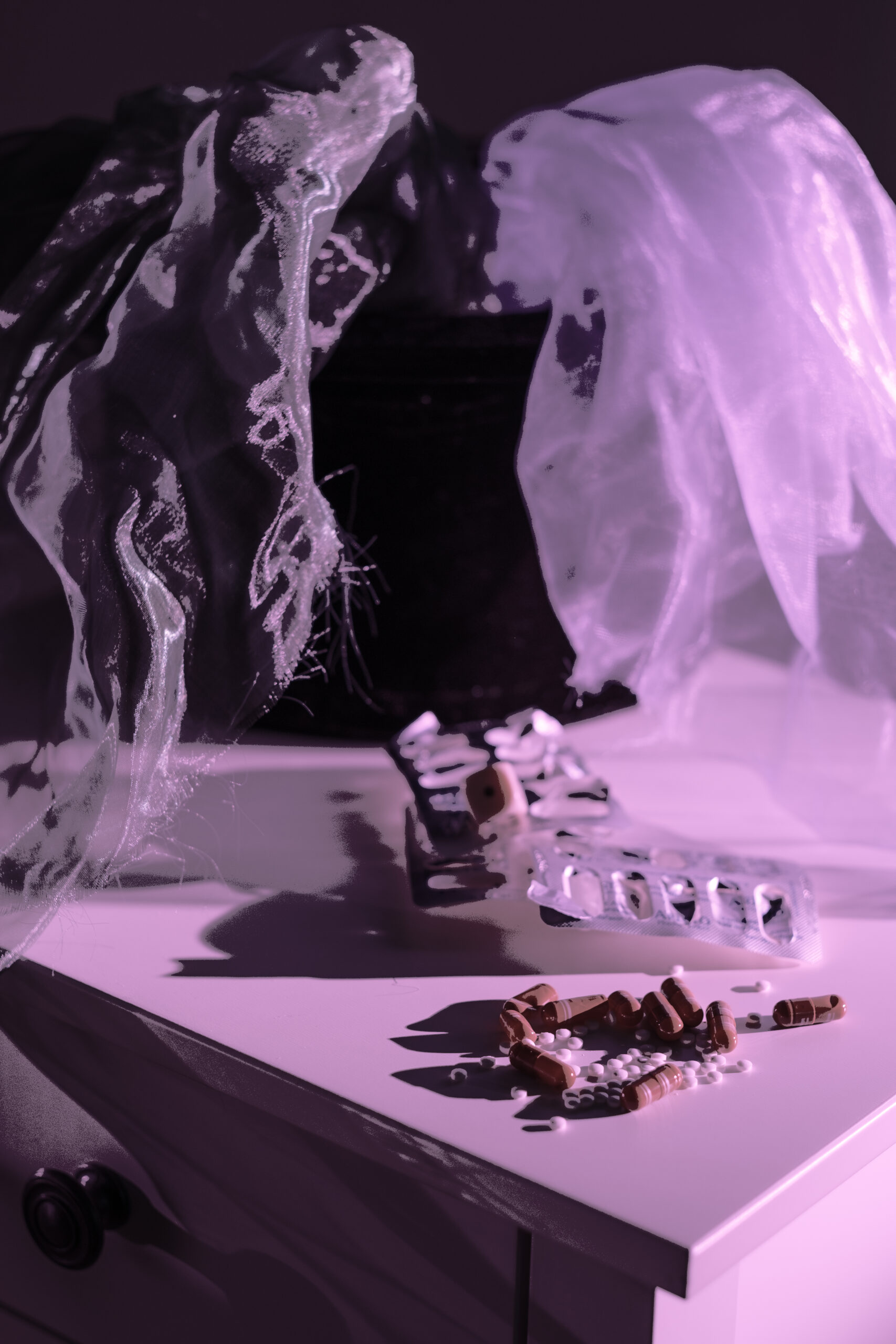 Geister Nachttisch mit Geisterfiguren aus Gaze-Stoff, davor Tabletten