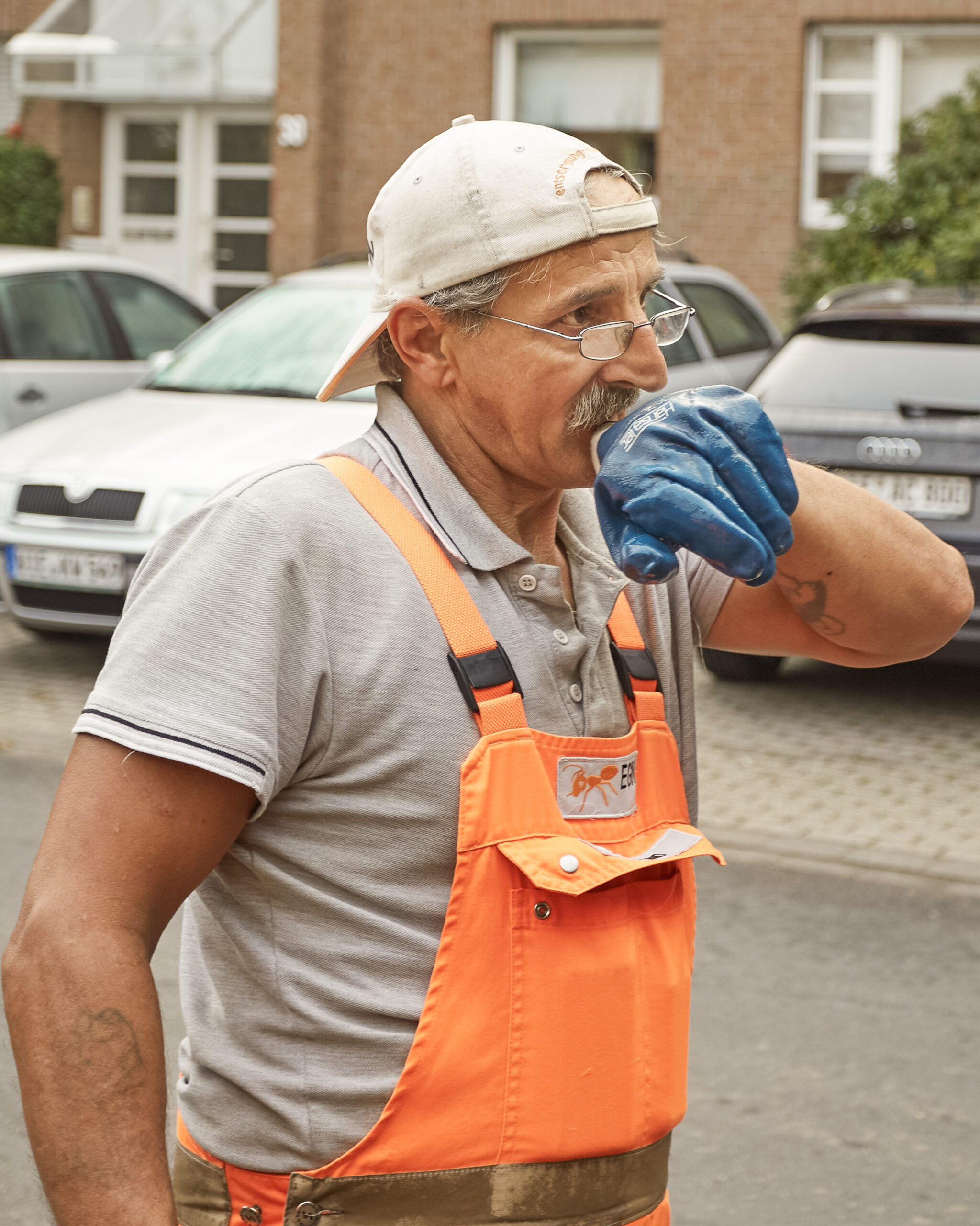 Portrait eines Müllwagen-Laders der Firma EGN Entsorgung Müllentsorgung, Portrait eines Laders bei der Arbeit