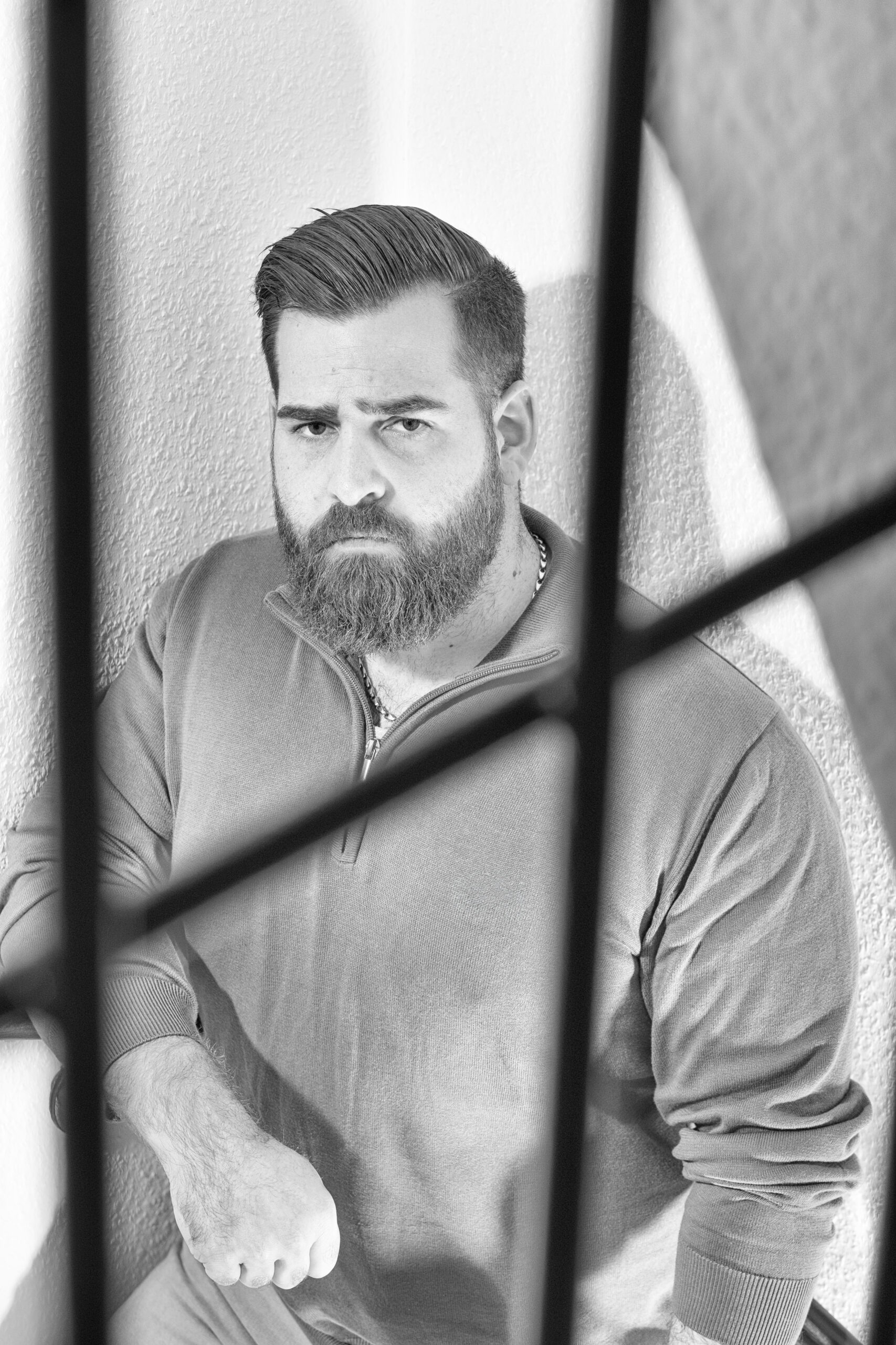 Mann regt sich über Schleicher auf der Autobahn auf; Portraitserie Wut