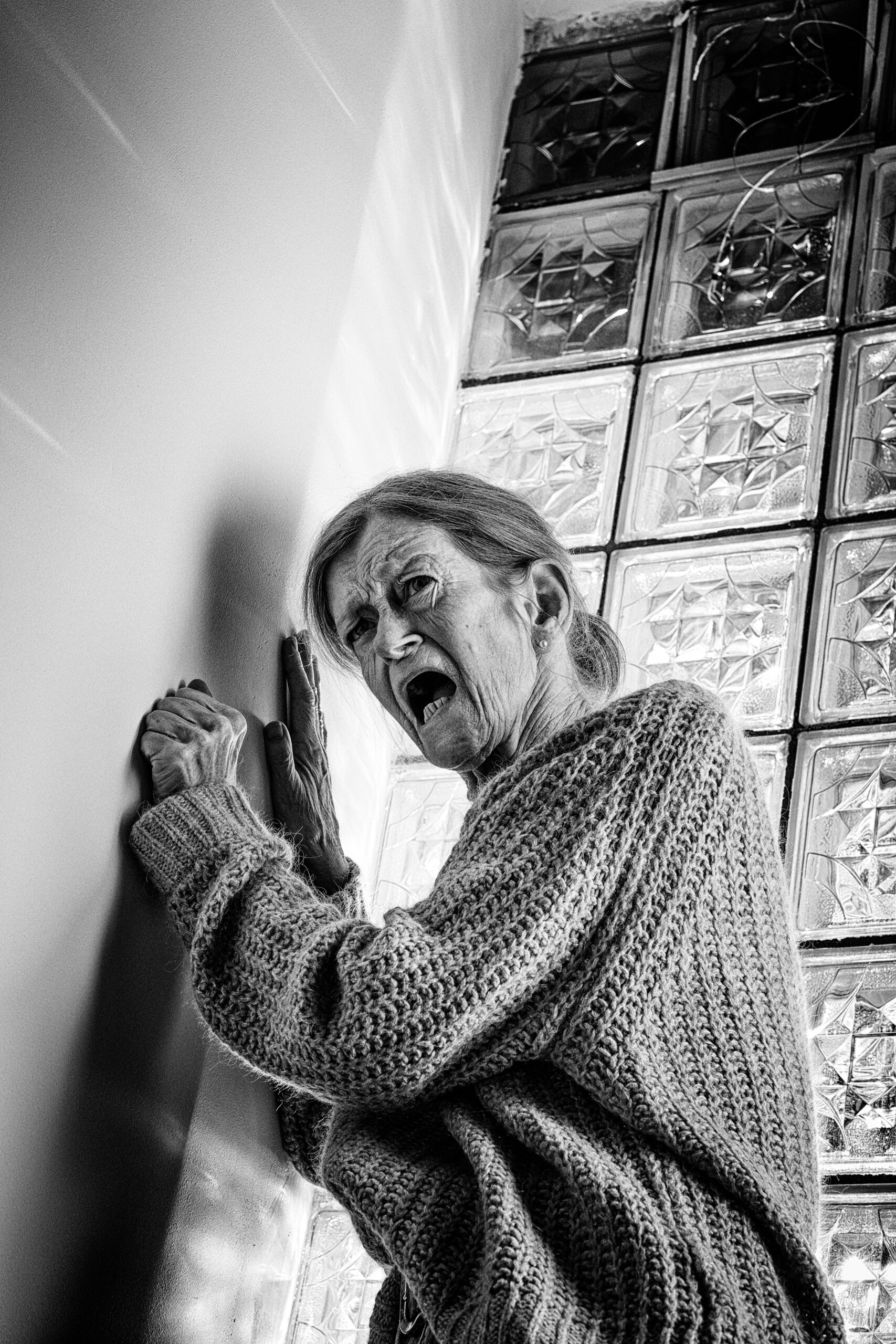 schreiende Frau ist wütend bei Gewalt gegen Frauen; Portraitserie Wut