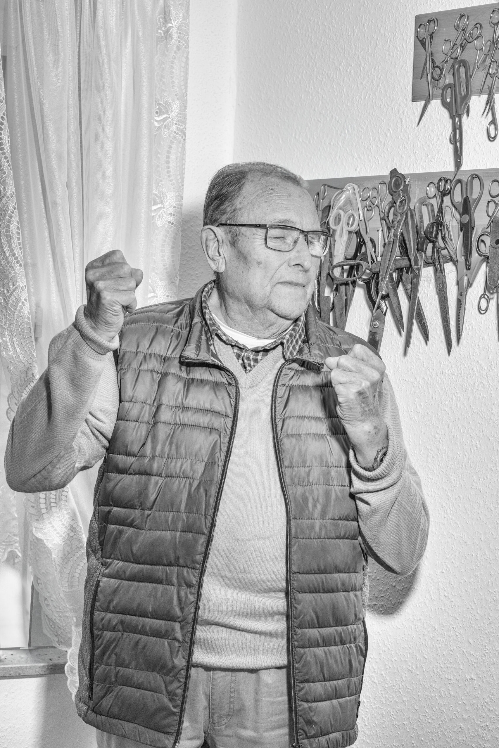 ehemaliges Kriegskind ist wütend über Kriege; Portraitserie Wut