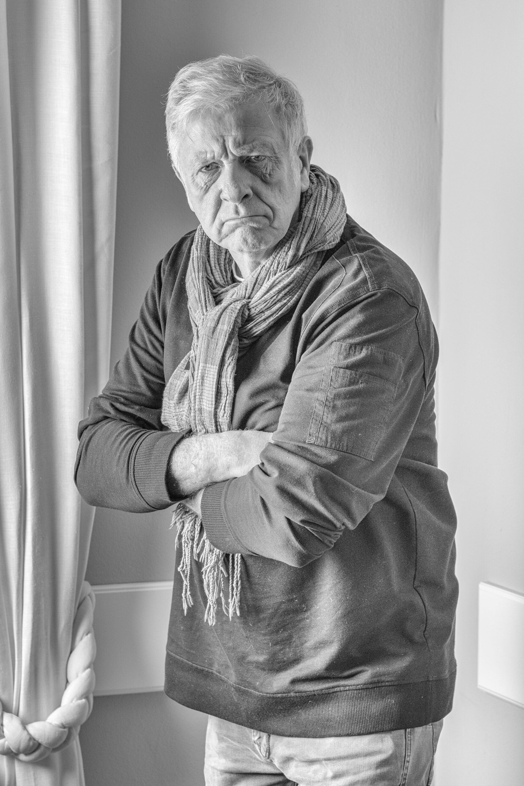 Autofahrer wir wütend, wenn Verkehrsteilnehmende nicht blinken; Portraitserie Wut
