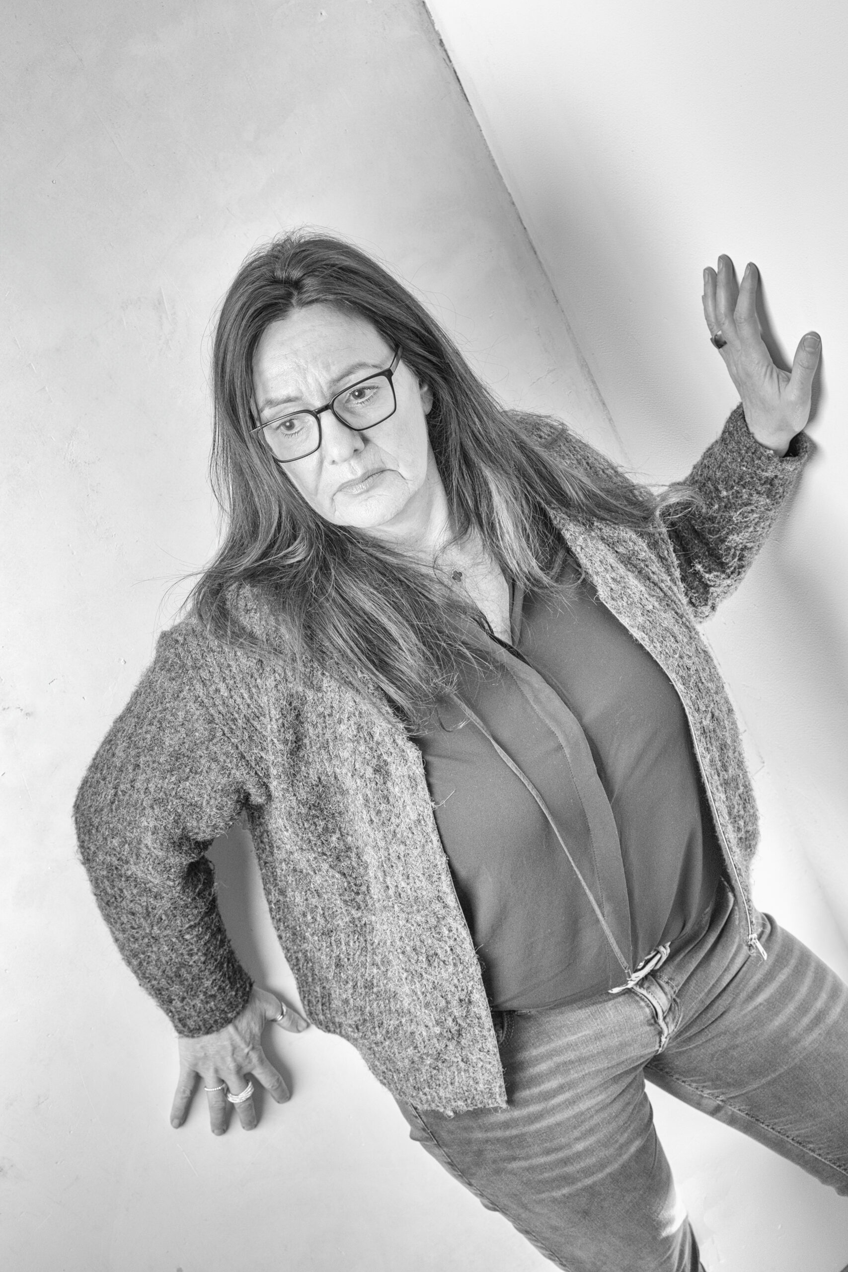 Frau ist genervt vom Winterblues; Portraitserie Wut