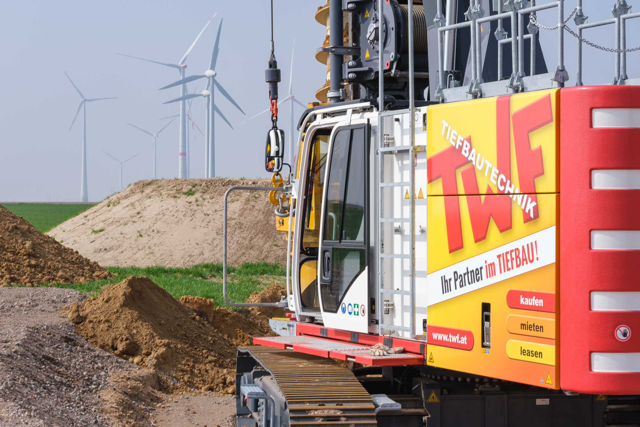 Mobiler Bohrer der Firma TWF Tiefbautechnik - hier im Einsatz für Fundamente von Windrädern Mobiler Bohrer hier im Einsatz für Fundamente von Windrädern